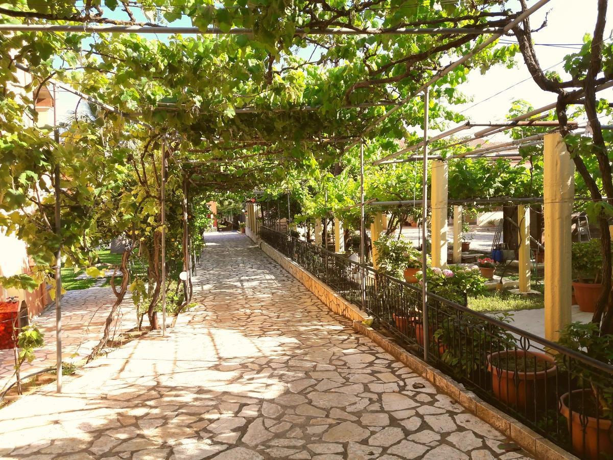 Bungalows Niki Ахарави Экстерьер фото